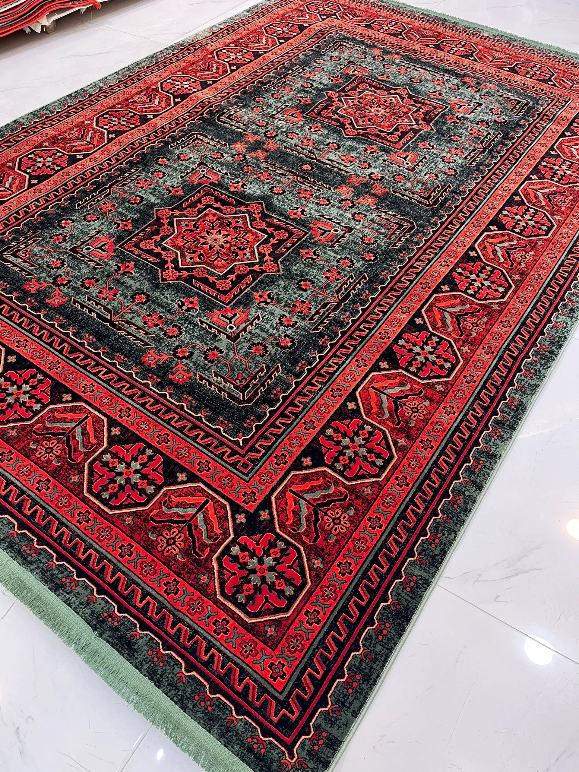 فرش لاکی سبز طرح ترکمن ابریشم گونه