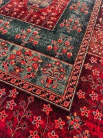 نمای نزدیک فرش قرمز لاکی سبز ابریشم نما درخت زندگی