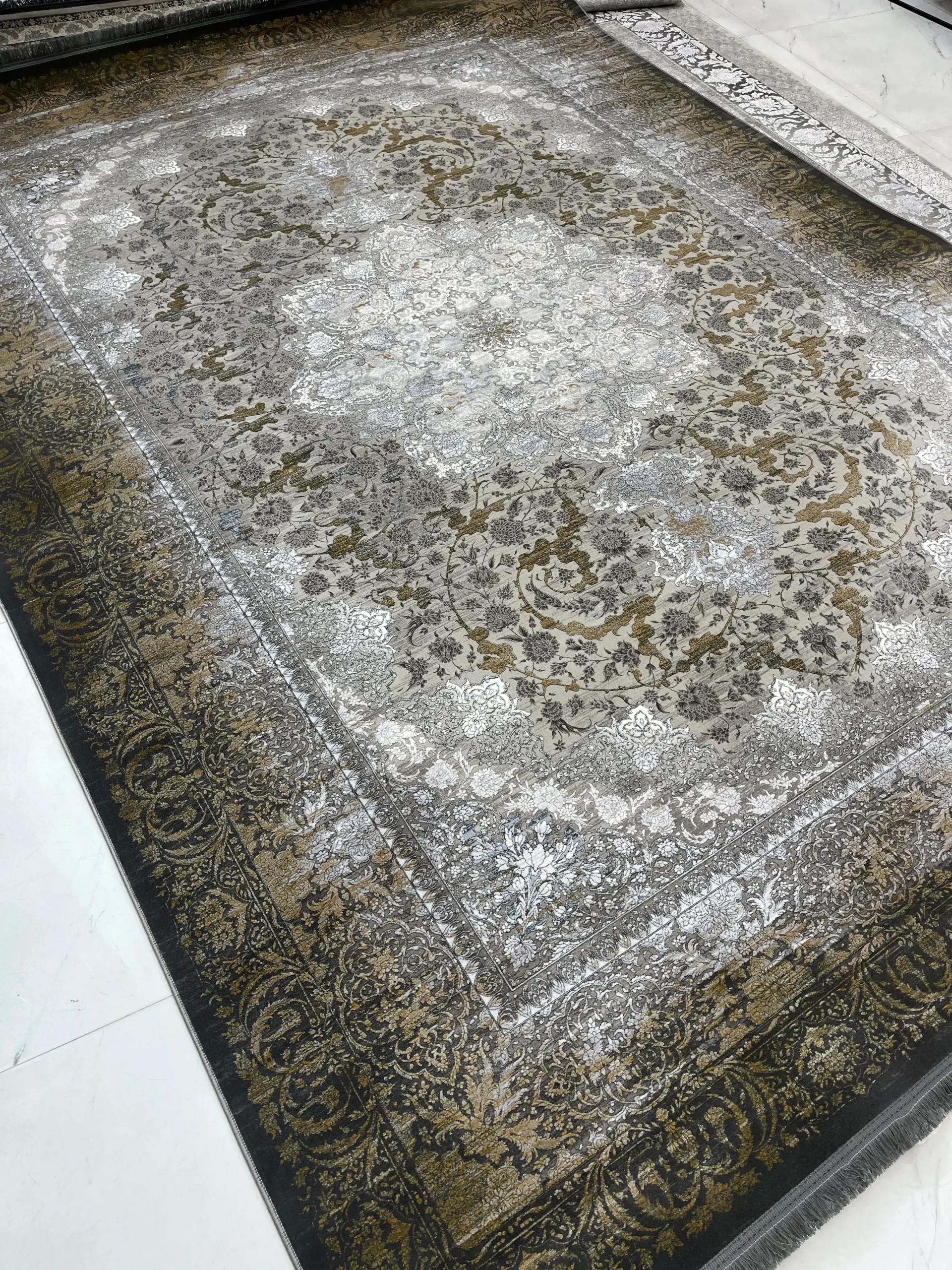 فرش ۱۲۰۰ شانه ۱۰۰ درصد اکریلیک کاشان طوسی فیلی با طرح طلایی