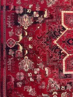 نمای نزدیک فرش لاکی طلایی ۱۲۰۰ شانه با نخ اکریلیک